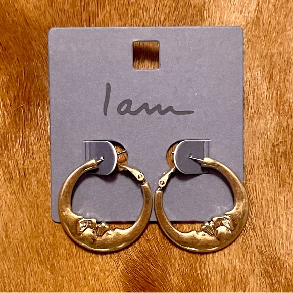 🆕 🎉 gold moon shaped hoop earrings 🌙 - Picture 3 of 7